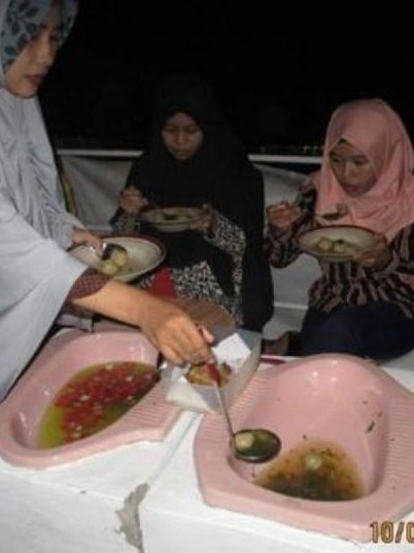 Di Indonesia ada sensasi makan dalam jamban. Berani? | Via: Facebook.com/Kick Andy Show