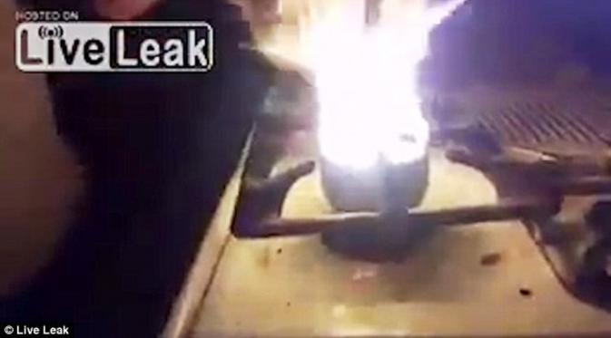 Pria Suriah memasak menggunakan selongsong bom fosfor  (LiveLeak)