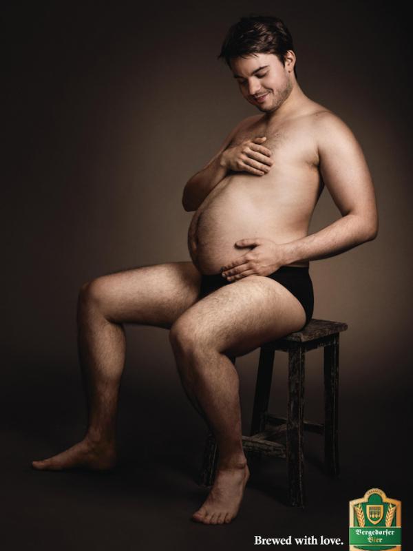 Iklan bir dari jerman pakai pria 'hamil' sebagai modelnya. (Via: mymodernmet.com)