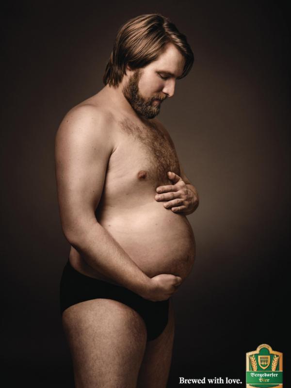 Iklan bir dari jerman pakai pria 'hamil' sebagai modelnya. (Via: mymodernmet.com)