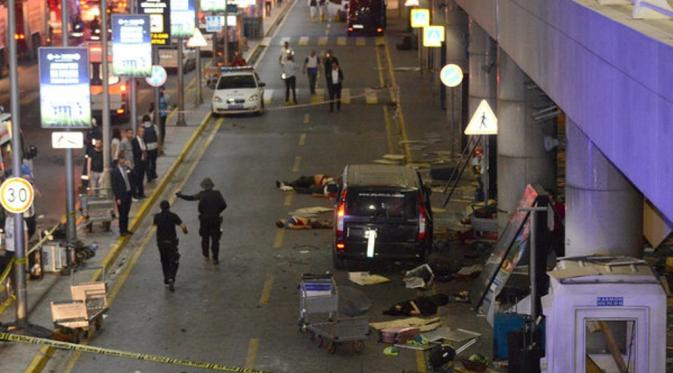 Tubuh terlihat di luar Bandara Ataturk, Istanbul, selepas ledakan bom, Selasa (28/6). (Reuters)