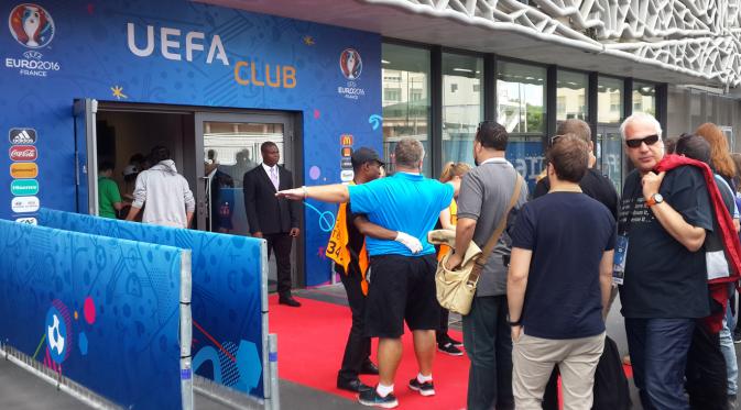 Suasana penjagaan untuk memasuki UEFA Hospitality Club di Parc des Princes, Paris, Prancis, selama gelaran Piala Eropa 2016. (Bola.com/Ary Wibowo).
