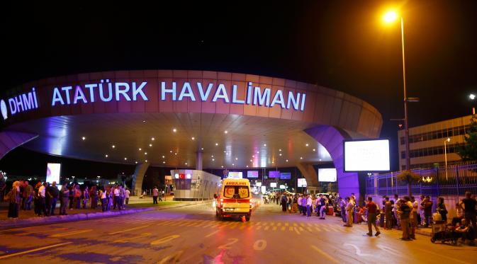 Mobil ambulans didatangkan ke lokasi ledakan bom bunuh diri di Bandara Atarturk, Istanbul, Turki, Selasa (28/6). Bom bunuh diri tersebut setidaknya menewaskan 36 orang dan hampir 150 lainnya terluka. (REUTERS/Osman Orsal)