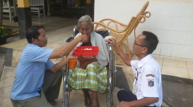 Nenek Hamda mengalami trauma serius akibat kekerasan yang dialaminya dari sang cucu (Liputan6.com/Dinsos DKI Jakarta)