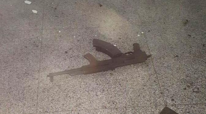 Senapan AK-47 tergeletak di lokasi teror di Bandara Istanbul Turki (Reuters)