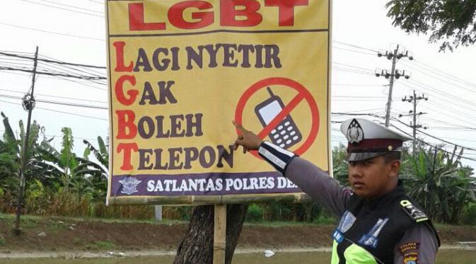 Spanduk keselamatan berkendara yang bergaya kekinian itu mengangkat tema AADC, LGBT, hingga The Conjuring 2. (Liputan6.com/Edhie Prayitno Ige)