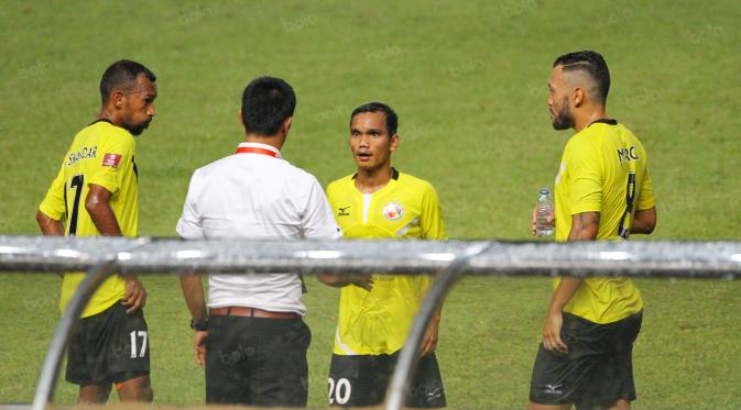 Riko Simanjutak (tengah) absen saat Semen Padang meladeni Arema karena mengantongi sanksi akumulasi kartu kuning.(Bola.com/Nicklas Hanoatubu)