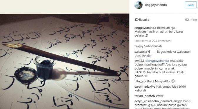 Angga Aldi sedang membuat kaligrafi (Instagram/@anggayunanda)