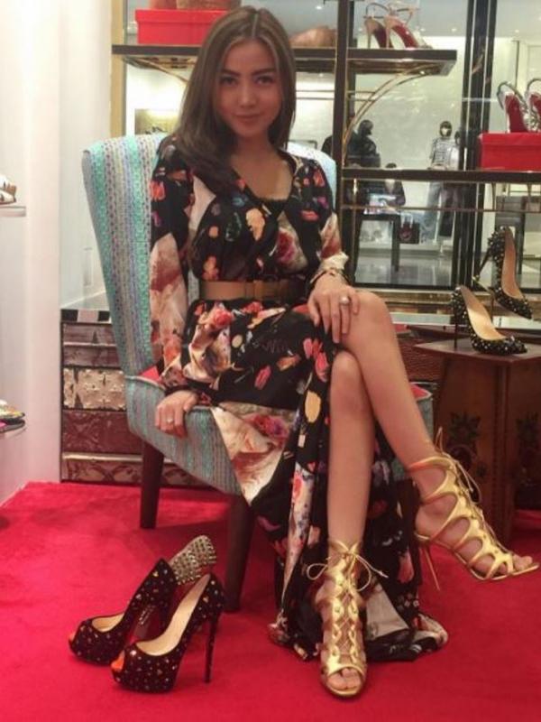 Mencoba sepatu Louboutin yang harganya selangit, Bella Shofie hanya pamer? (Instagram)