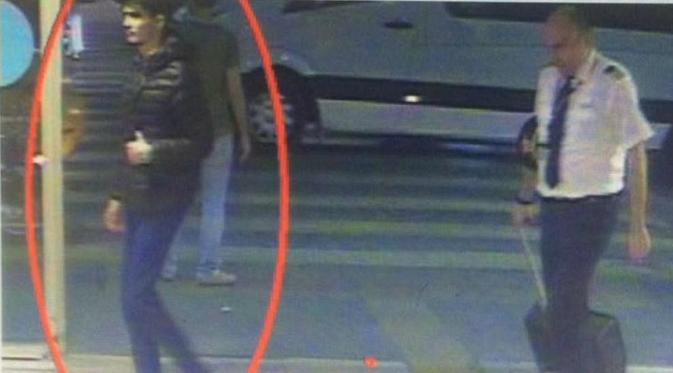 Seorang pria berjaket tebal berwarna hitam yang diduga menjadi salah satu pelaku bom Turki (Daily Mail)