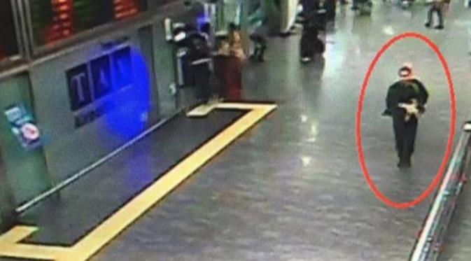 Pria kedua yang diduga membawa senapan dan merupakan pelaku ledakan bom Turki (Daily Mail)