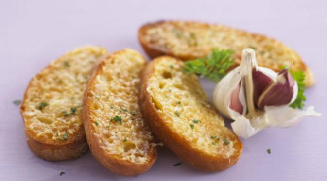 Mengkonsumsi makanan yang mengandung bawang putih akan membuat napas berbau. Simak penyebab dan cara mengatasinya. Foto: Getty.