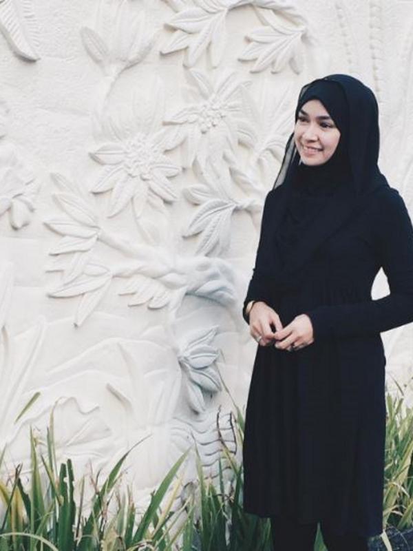 Aryani Fitriana memutuskan berhijab (Instagram/@aryanifitriana24)