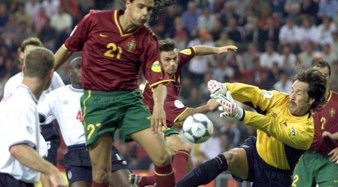 Striker Portugal, Nuno Gomes (dua dari kanan) berjibaku kontra kiper Inggris, David Seaman, pada laga Grup A Euro 2000, di Philips Stadium, Eindhoven, Senin (12/6/2000). Portugal gagal pada Piala Eropa 2000.  (EPA/Ed Oudenaarden)
