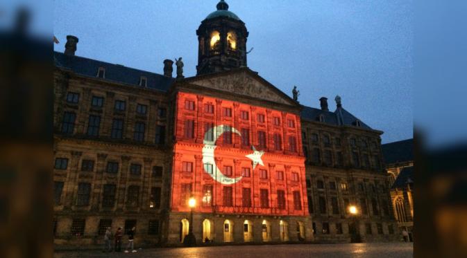 Royal Palace (Twitter/@AmsterdamNL)