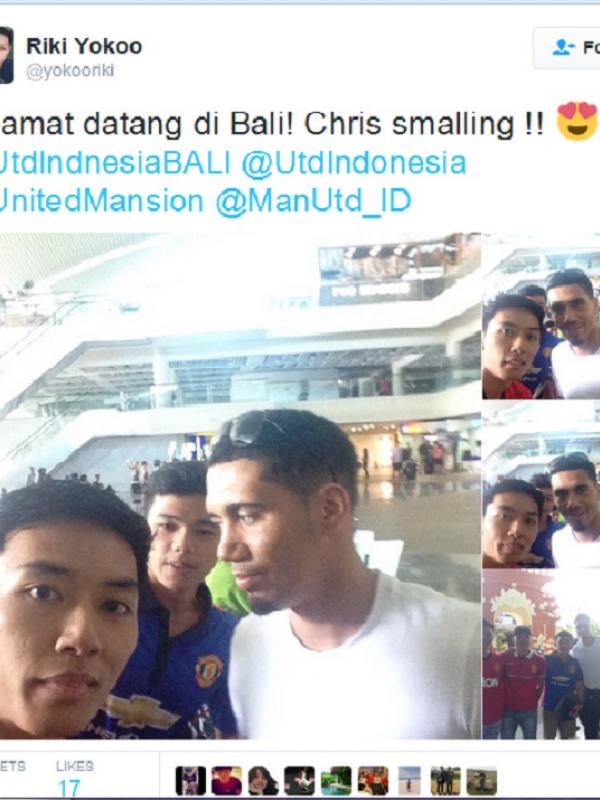 Bek Manchester United, Chris Smalling berfoto bersama fans MU di Bali
