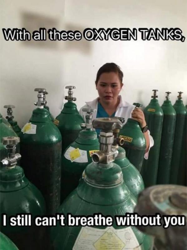 Dengan semua tabung oksigen ini, aku tetap nggak bisa bernafas tanpamu. (Via: facebook.com/nursehokage)