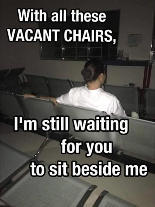 Dengan semua kursi tunggu ini, aku masih menunggumu duduk di sampingku. (Via: facebook.com/nursehokage)