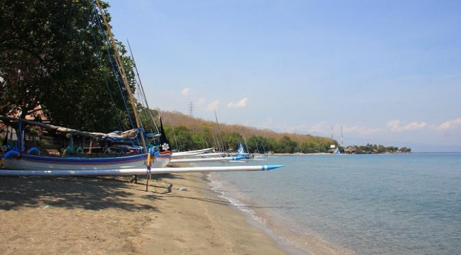 Banyak aktivitas wisata di pantai yang berada di jalan trans Surabaya-Banyuwangi ini, mulai dari menyelam, memancing, atau sekadar berkeliling menggunakan perahu nelayan.