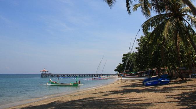 Pantai Pasir Putih Situbondo berlokasi di Dusun Kembangsambi, Desa Pasir Putih, Kecamatan Bungatan, Kabupaten Situbondo, Jawa Timur.