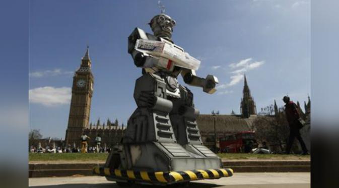 Sebuah robot di depan Westminster Abbey sebagai bentuk aksi Campaign to Stop Killer Robots di London (Reuters)