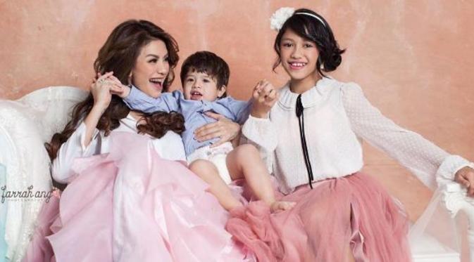 Nikita Mirzani bersama dua anaknya, Laura dan Azka [foto: instagram]