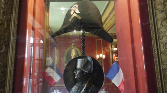 Topi milik Napoleon Bonaparte terpajang di Restoran La Procope yang terletak di Jalan I’Ancienne Comedie, Paris, Kamis (30/6/2016). (Bola.com/Ary Wibowo)