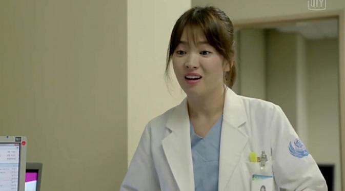  Song Hye Kyo berperan sebagai dokter cantik Kang Mo Yeon dalam drama Descendants of the Sun yang menjadi fenomenal dengan rating 41,6 persen.