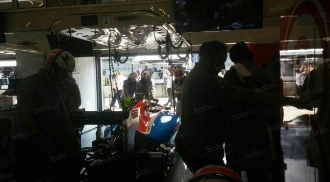 Tim Teknisi Manor Racing, Rio Haryanto tengah sibuk mempersiapkan mobil MRT 05 di paddock usai menjalani free practice ke-2 di Sirkuit Red Bull Ring, Austria, (1/7/2016). (Bola.com/Reza Khomaini)