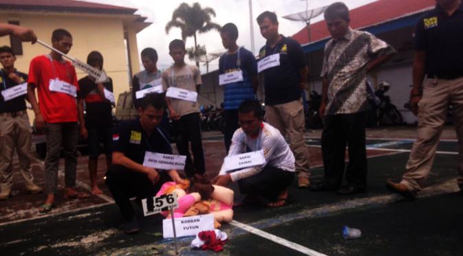 Rekonstruksi kasus pencabulan dan pembunuhan bocah Yuyun di Kabupaten Rejang Lebong, Bengkulu. (Liputan6.com/Yuliardi Hardjo Putra)