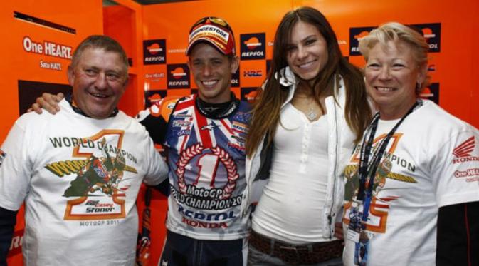 Casey Stoner bersama ayah, ibu, dan istrinya seusai memenangi gelar juara dunia MotoGP pada 2011. (Motorcycle.com)