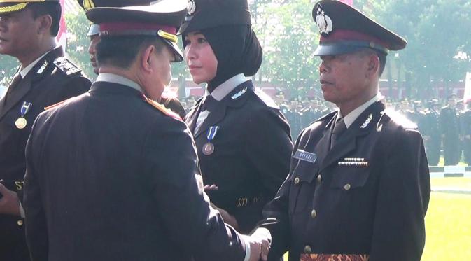 Bripka Seladi, polisi pemulung anggota Satlantas Polres Kota Malang, menerima penghargaan. (Liputan6.co/Dian Kurniawan)