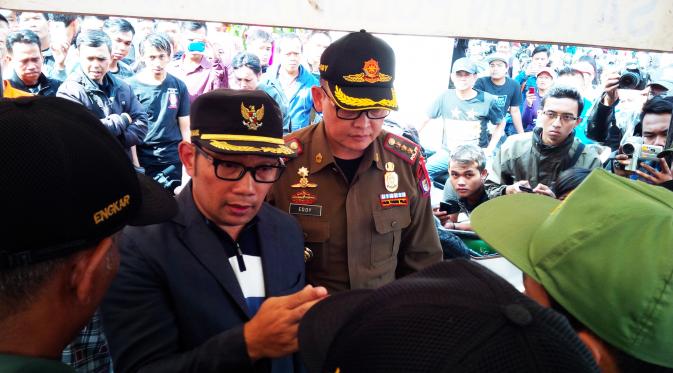 Wali Kota Bandung Ridwan Kamil meninjau langsung kondisi kawasan Jalan Dalem Kaum dan sekitarnya pascakericuhan PKL. (Liputan6.com/Aditya Prakasa)