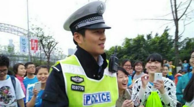 Seorang polantas di Chengdu. Serangkaian foto polantas ganteng menjadi bagian dari suatu inisiatif kesadaran berlalu lintas yang baru saja digelar di China. (Sumber NetEase via Shanghaiist.com)