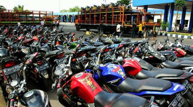 Sepeda motor para pemudik yang telah diturunkan dari truk langsung ditata berbaris rapi di sebelah kawasan Terminal Tirtonadi, Solo, Jawa Tengah. (/Reza Kuncoro)