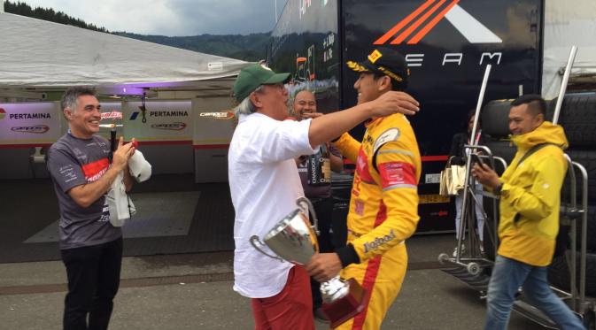 Pebalap Pertamina Campos Racing, Sean Gelael, berpelukan dengan sang ayah, Ricardo Gelael, seusai menjadi runner up pada feature race GP2 Austria, Sabtu (2/7/2016). (Bola.com/Reza Khomaini)