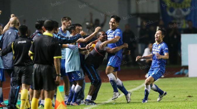 Pemain Persib Bandung, Purwaka Yudhi saat merayakan gol ke gawang PSM Makassar pada laga Torabika SC 2016 di Stadion Gelora Bandung Lautan Api, Sabtu (2/7/2016). Persib menang 3-2. (Bola.com/Nicklas Hanoatubun)