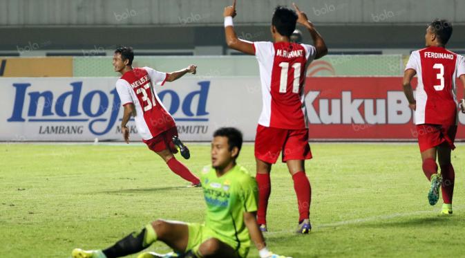 Pemain PSM Makassar, Muchlis Hadi Ning merayakan golnya ke gawang Persib Bandung pada laga Torabika SC 2016 di Stadion Gelora Bandung Lautan Api, Bandung, Sabtu (2/7/2016). (Bola.com/Nicklas Hanoatubun)