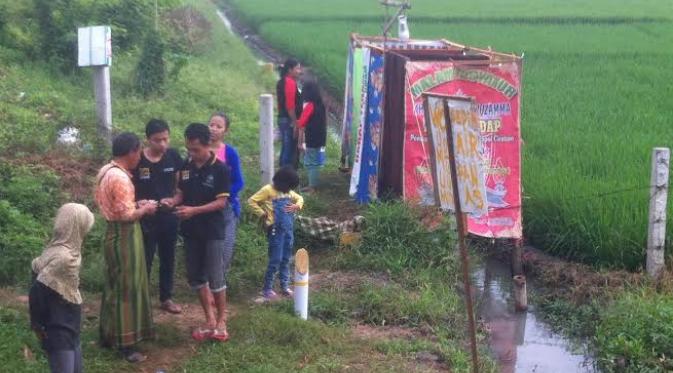 Toilet dadakan di dekat pintu Gerbang Tol Palimanan. (Liputan6.com/Panji Prayitno)