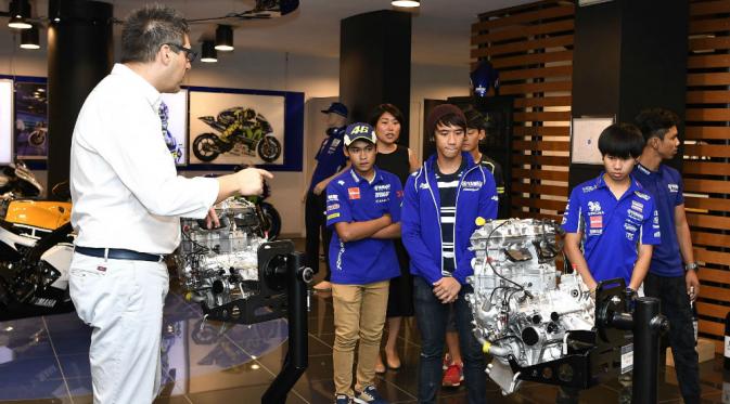 Marketing & Communication Manager Yamaha Motor Racing, William Favero, ketika memberikan penjelasan kepada para pebalap Yamaha Asia yang berkunjung ke markas Yamaha Motor Racing. (Yamaha Indonesia)