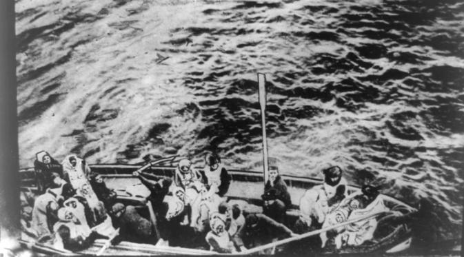 Korban selamat kapal Titanic menggunakan sekoci menuju Carpathia (Library of Congress)