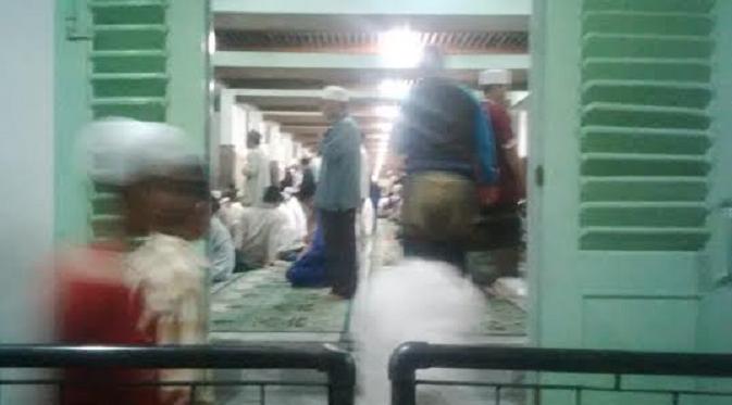 Pengunjung berburu malam seribu bulan di Masjid Sunan Ampel (Liputan6.com / Dhimas Prasaja)