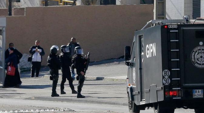 Kepolisian Marseille saat menggelar razia narkotika di wilayah La Cestellane pada 2015. (L'Express). 