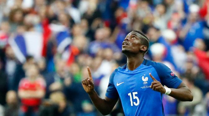 Gelandang Prancis, Paul Pogba melakukan selebrasi usai mencetak gol kegawang Islandia pada perempat final Piala Eropa di Stade Velodrome, Perancis, (3/7). Prancis melaju ke Semifinal usai menang atas Islandia dengan skor 5-2. (REUTERS/Christian Hartmann)