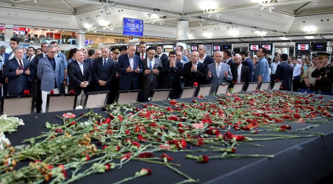 Presiden Turki Erdogan berduka untuk para korban ledakan bom di bandara Istanbul. (Reuters)