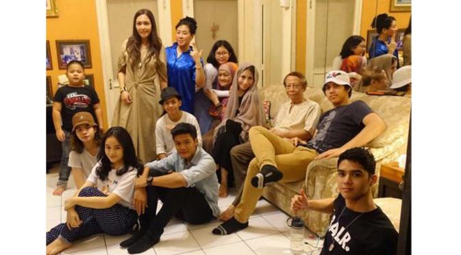 Maia Estianty dan keluarga besarnya di Surabaya [foto: instagram]