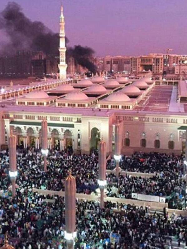 Setidaknya empat orang meninggal setelah ledakan bom bunuh diri terjadi di luar Masjid Nabawi, Madinah, Senin (4/7). (Reuters)