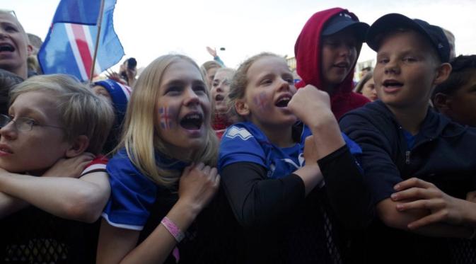 Fans yang begitu gembira saat menyambut para pahlawan Islandia sepulang dari Piala Eropa 2016. (The Sun)
