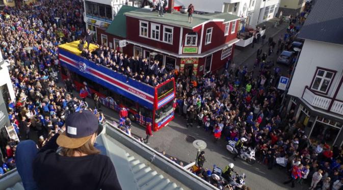 Sekitar 30.000 suporter menyambut kepulangan timnas Islandia dari Piala Eropa 2016. (The Sun)