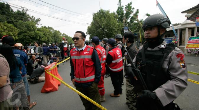 Petugas berjaga jaga di depan Mapolresta Solo yang ditutup pasca ledakan bom bunuh diri, Solo, Jawa Tengah, (5/7).Sampai saat ini Polda Jawa Tengah bersama tim dari Mabes Polri dan tim Densus 88, masih terus menyelidiki peristiwa tersebut. (Boy Harjanto)